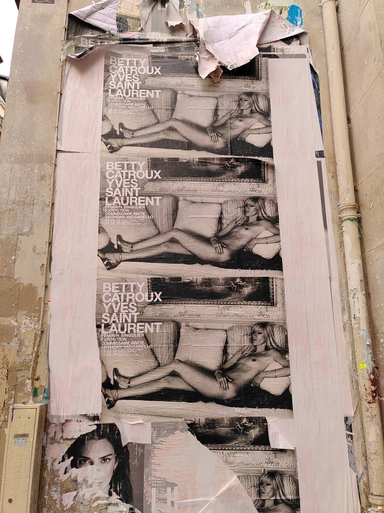 Campagne Yves Saint Laurent, le nu sur les murs