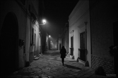 Une rue sombre symbolisant notre peur de la perte de contrôle